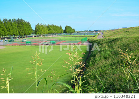 大宮健保グラウンド 夏の風景 荒川土手からの眺め さいたま市 大宮健保グラウンド 夏の風景 荒川土手からの眺め さいたま市 110348221