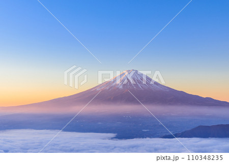 富士山_雲海と朝焼けの絶景【年賀状素材】 富士山_雲海と朝焼けの絶景【年賀状素材】 110348235