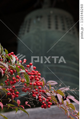 南天とお寺の梵鐘 110348260