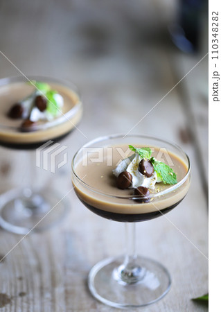 グラスに入ったコーヒーゼリー 110348282