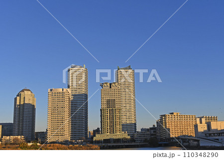 横浜ポートサイドの朝焼け 110348290