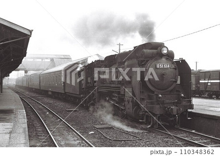 出発を待つD51形蒸気機関車（D51形614号機） 110348362