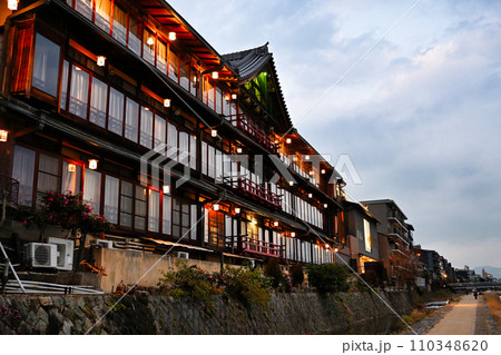 冬の鴨川 110348620