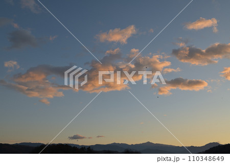 青空に浮かぶ朝焼け雲 110348649