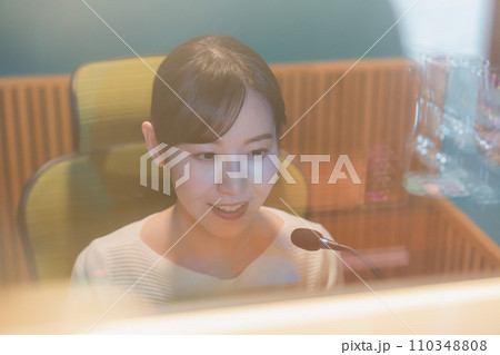 ラジオ番組で話す女性アナウンサー ラジオ番組で話す女性アナウンサー 110348808