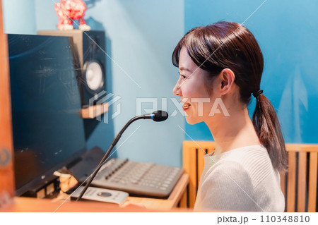 ラジオ番組で話す女性アナウンサー 110348810