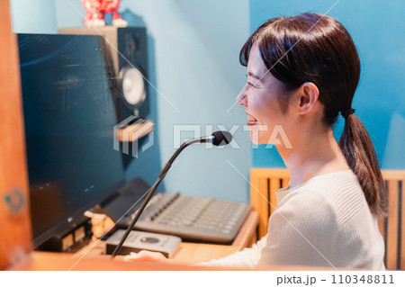 ラジオ番組で話す女性アナウンサー 110348811