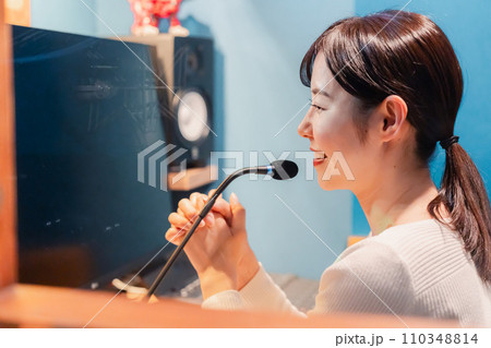 ラジオ番組で話す女性アナウンサー 110348814