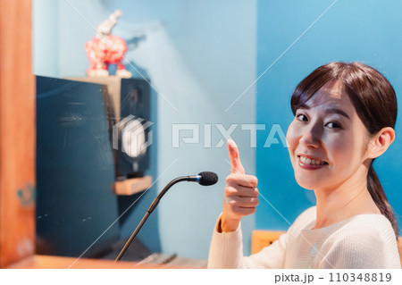 ラジオ番組で話す女性アナウンサー ラジオ番組で話す女性アナウンサー 110348819