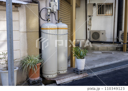 屋外に設置されたプロパンガスのLPGボンベ 110349123