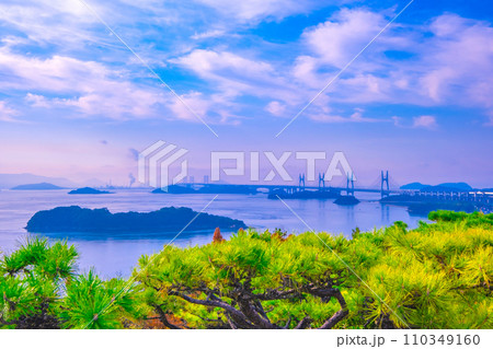瀬戸大橋と瀬戸内海 110349160