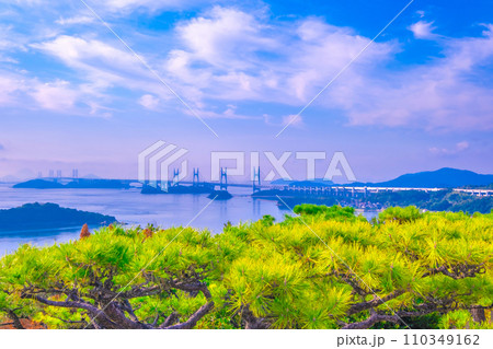 瀬戸大橋と瀬戸内海 瀬戸大橋と瀬戸内海 110349162