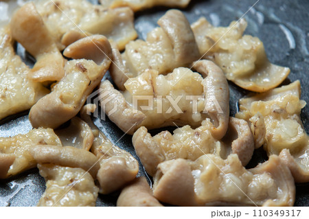 ホルモン(牛もつ･牛小腸)をフライパンで焼く調理シーン。 110349317