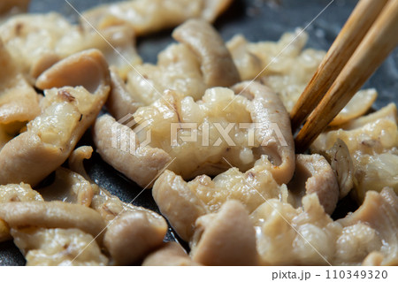 ホルモン(牛もつ･牛小腸)をフライパンで焼く調理シーン。 110349320