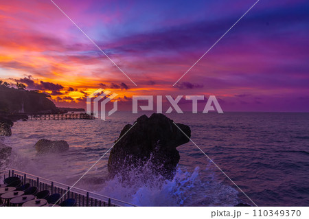 夕暮れ時のジンバラン 110349370