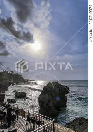 夕暮れ前のジンバラン 110349373