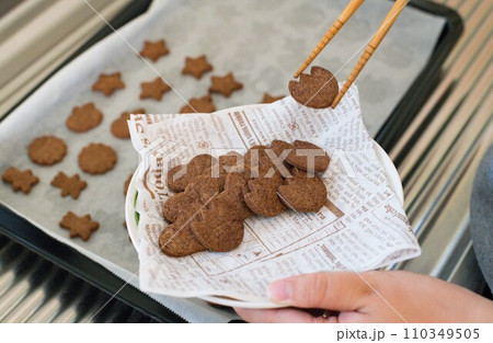 クッキーを作る手 クッキーを作る手 110349505