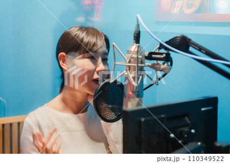 歌の収録をする若い女性 歌の収録をする若い女性 110349522