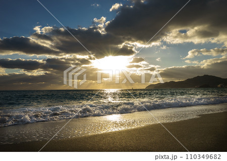 夕暮れのビーチ 110349682