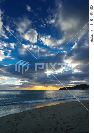 夕暮れのビーチ 夕暮れのビーチ 110349688