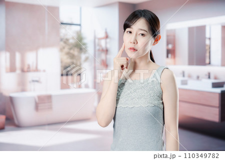 肌のトラブルに悩む女性 110349782