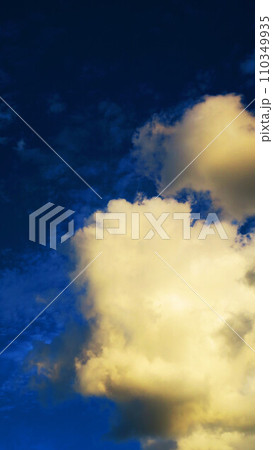 暗雲も見える夕暮れの空の雲の風景 110349935