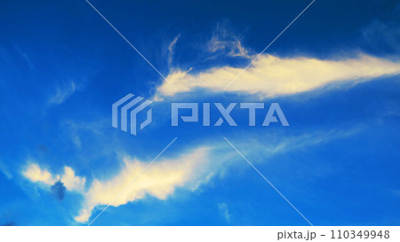 暗雲も見える夕暮れの空の雲の風景 110349948