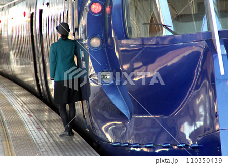 南海電車特急ラピート女性の車掌さん 南海電車特急ラピート女性の車掌さん 110350439