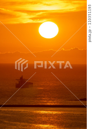 長崎の夕陽 110351193