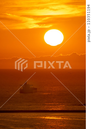 長崎の夕陽 110351194