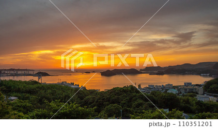 長崎の夕陽 110351201