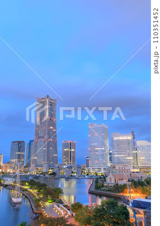 横浜みなとみらい_夜明けの夜景風景 110351452