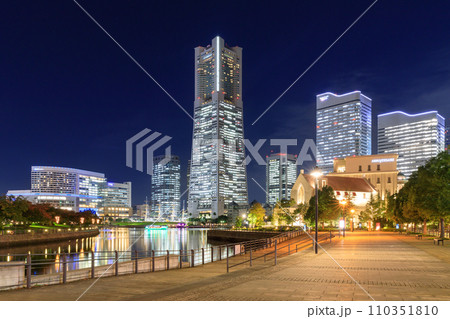 横浜みなとみらい_人の少ない夜景風景 横浜みなとみらい_人の少ない夜景風景 110351810