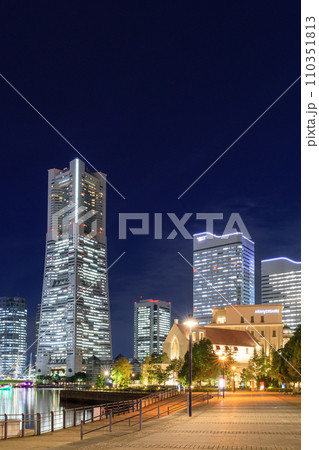 横浜みなとみらい_人の少ない夜景風景 110351813