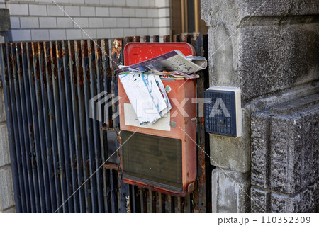 チラシが投函された使われていない郵便受け 110352309