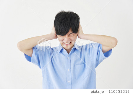 耳を塞ぐ男性　白背景 110353315