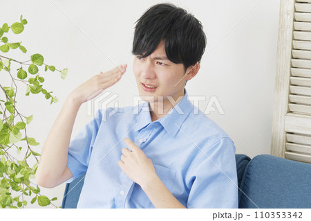 自宅で手うちわをする男性 自宅で手うちわをする男性 110353342