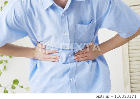 自宅で腹痛がする男性　顔無し 110353371