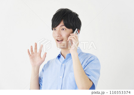 スマートフォンで通話しながら驚く男性 白背景 スマートフォンで通話しながら驚く男性 白背景 110353374
