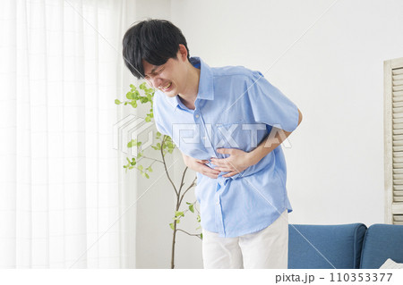 自宅で腹痛がする男性 110353377