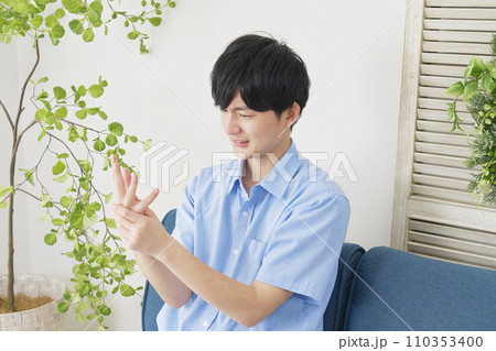 手が痛い男性 110353400