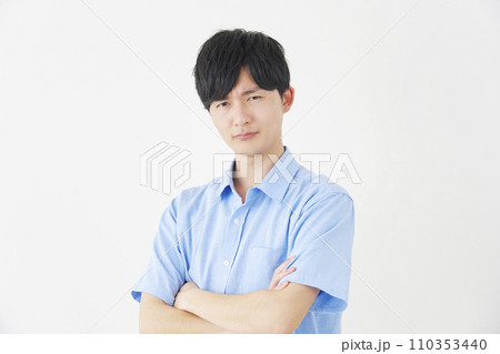 怒る男性 白背景 怒る男性 白背景 110353440