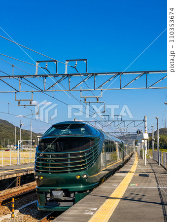 晴天を背景に運行する瑞風 110353674