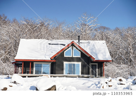 青空　雪の中の小屋 110353965