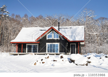 青空 雪の中の小屋 青空 雪の中の小屋 110353966