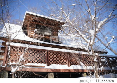 青空 雪の中の小屋 青空 雪の中の小屋 110353970