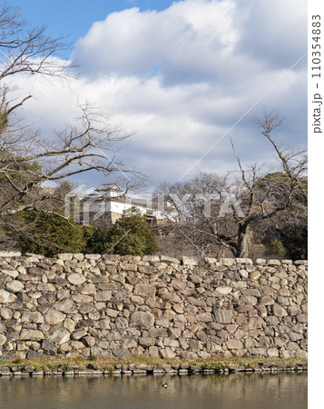 彦根城の石垣と中堀。滋賀県道25号彦根近江八幡線から12月に撮影。(縦構図) 彦根城の石垣と中堀。滋賀県道25号彦根近江八幡線から12月に撮影。(縦構図) 110354883