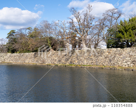 彦根城の石垣と中堀。滋賀県道25号彦根近江八幡線から12月に撮影。 110354888