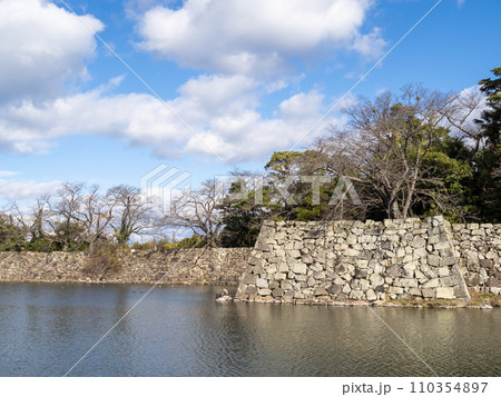 彦根城の石垣と中堀。滋賀県道25号彦根近江八幡線から12月に撮影。 彦根城の石垣と中堀。滋賀県道25号彦根近江八幡線から12月に撮影。 110354897