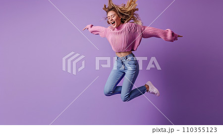 陽気な Z 世代金髪日本人の女の子が紫色の背景に分離されてジャンプして踊る 陽気な Z 世代金髪日本人の女の子が紫色の背景に分離されてジャンプして踊る 110355123